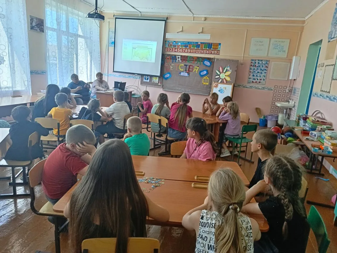 На площадке ребята не только веселятся и играют, но и узнают что-то новое и развивают в себе патриот