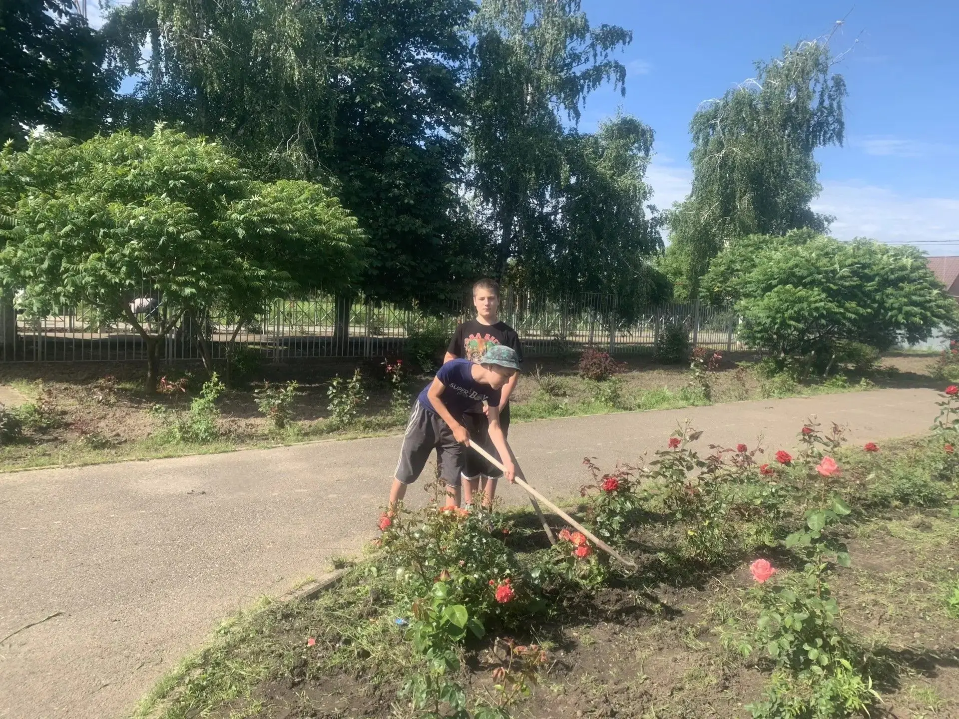 С 1 июня в нашей школе началась летняя трудовая практика! Наши школьники активно участвуют в улучшен