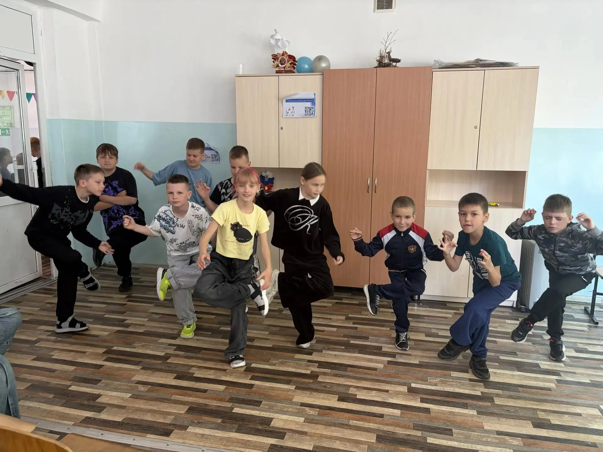 У ребят первой смены пришкольного летнего лагеря проходят спортивные часы, посвящённые празднику, це