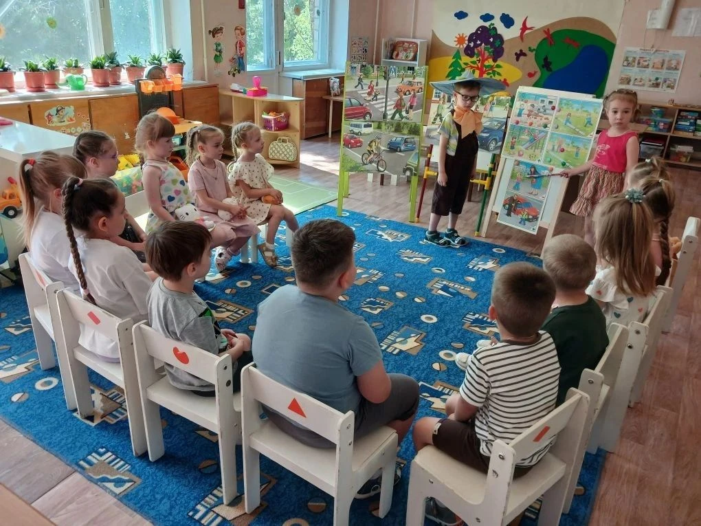 🤔Однажды Незнайка решил заглянуть в детский сад - ему стало интересно, чему учат в старшей группе. 