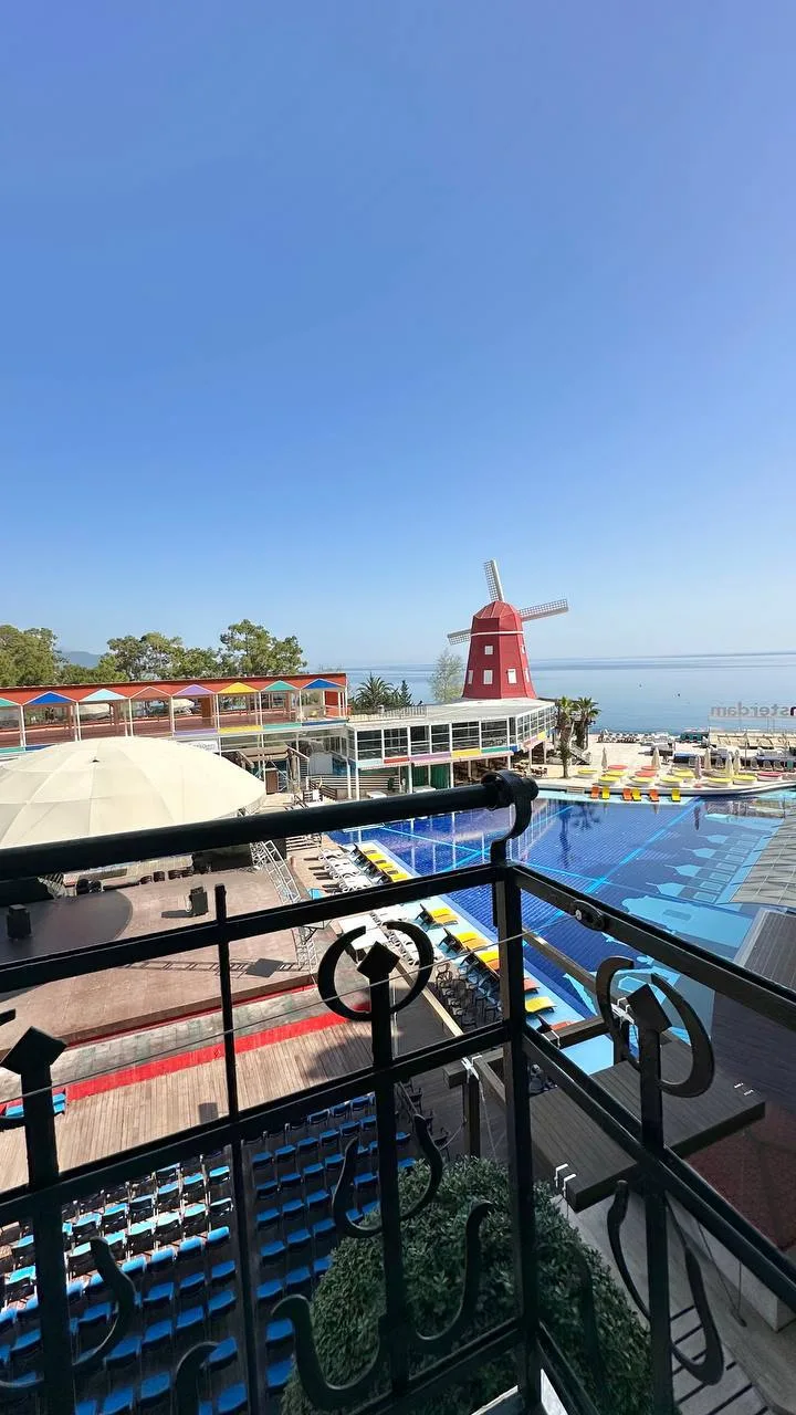 Забронировали сегодня с туристами отель в стиле улочек Амстердама. 

📌 Orange County Kemer 5*
Турци