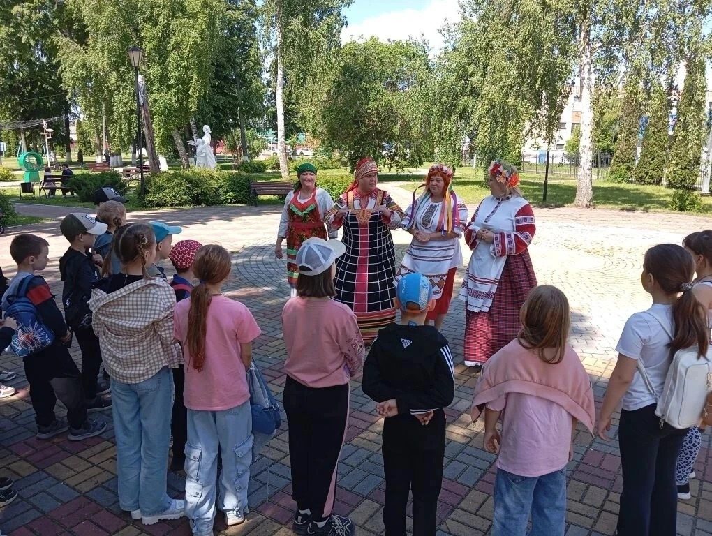 «Игры народов России»: от загадок костюмов к хороводу дружбы и сладким призам

На главной площади Па