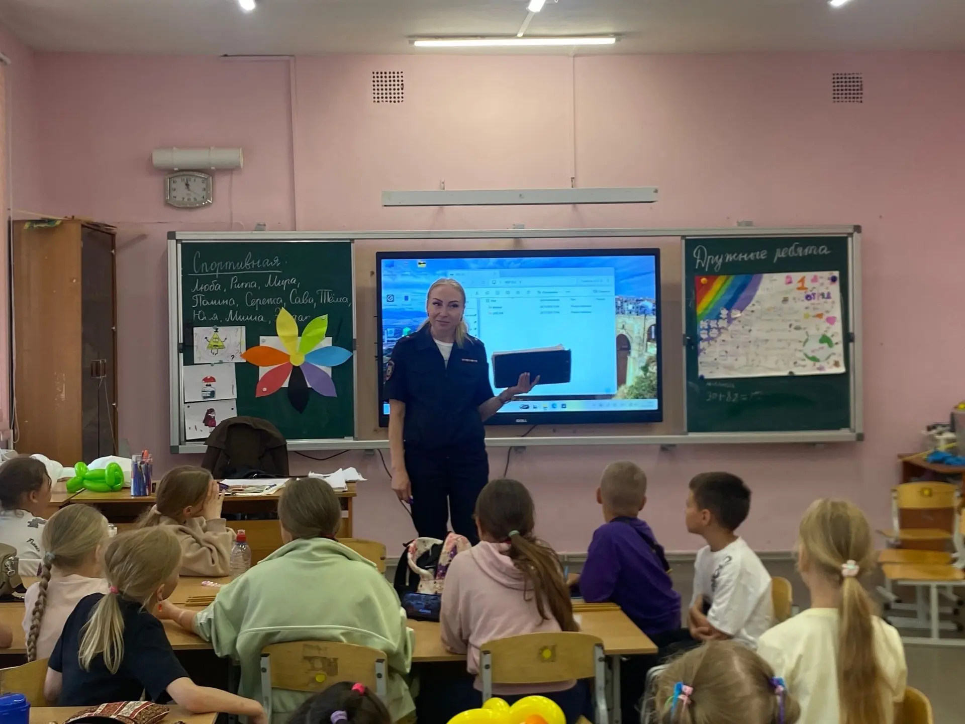 ДОЛ "Солнышко "
18 июня, день безопасности
 Беседа инспектора по пропаганде безопасности дорожного д