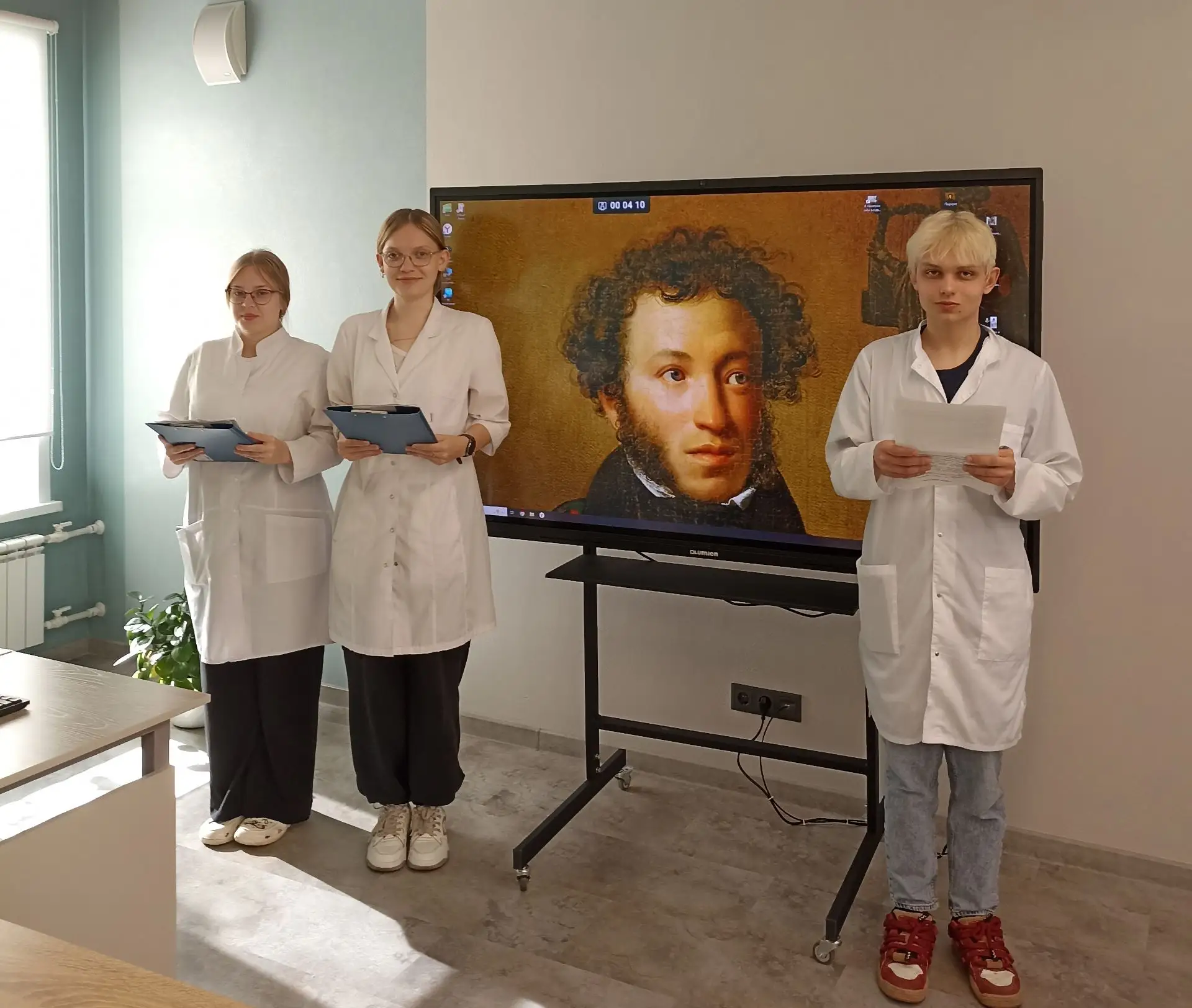 📜Я Пушкина читаю вновь и вновь…

Я Пушкина читаю вновь и вновь:
Стихи, поэмы, повести, сказанья,
Гд
