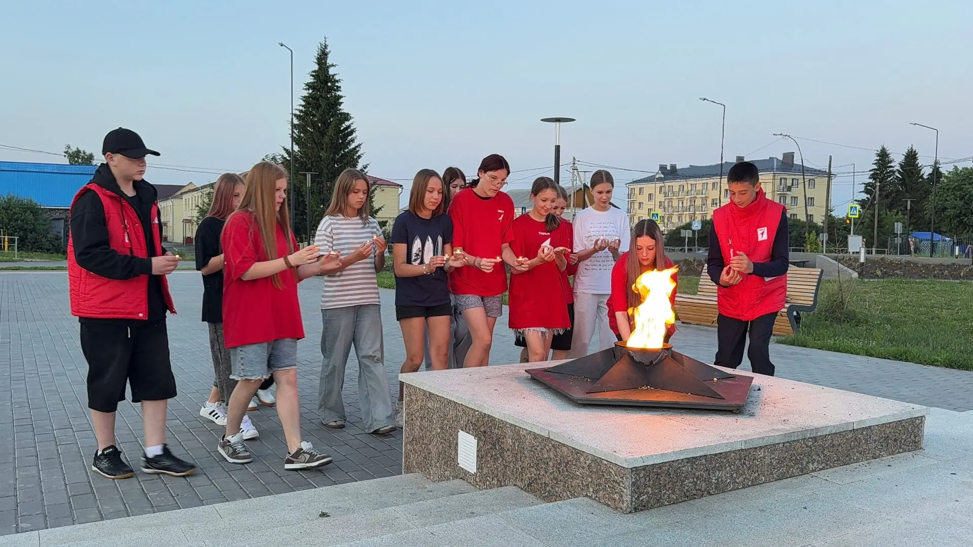 🕯 4:00 утра. Тишина, разрываемая пламенем Вечного огня и тихими аккордами гитары...
Сегодня, 22 июн
