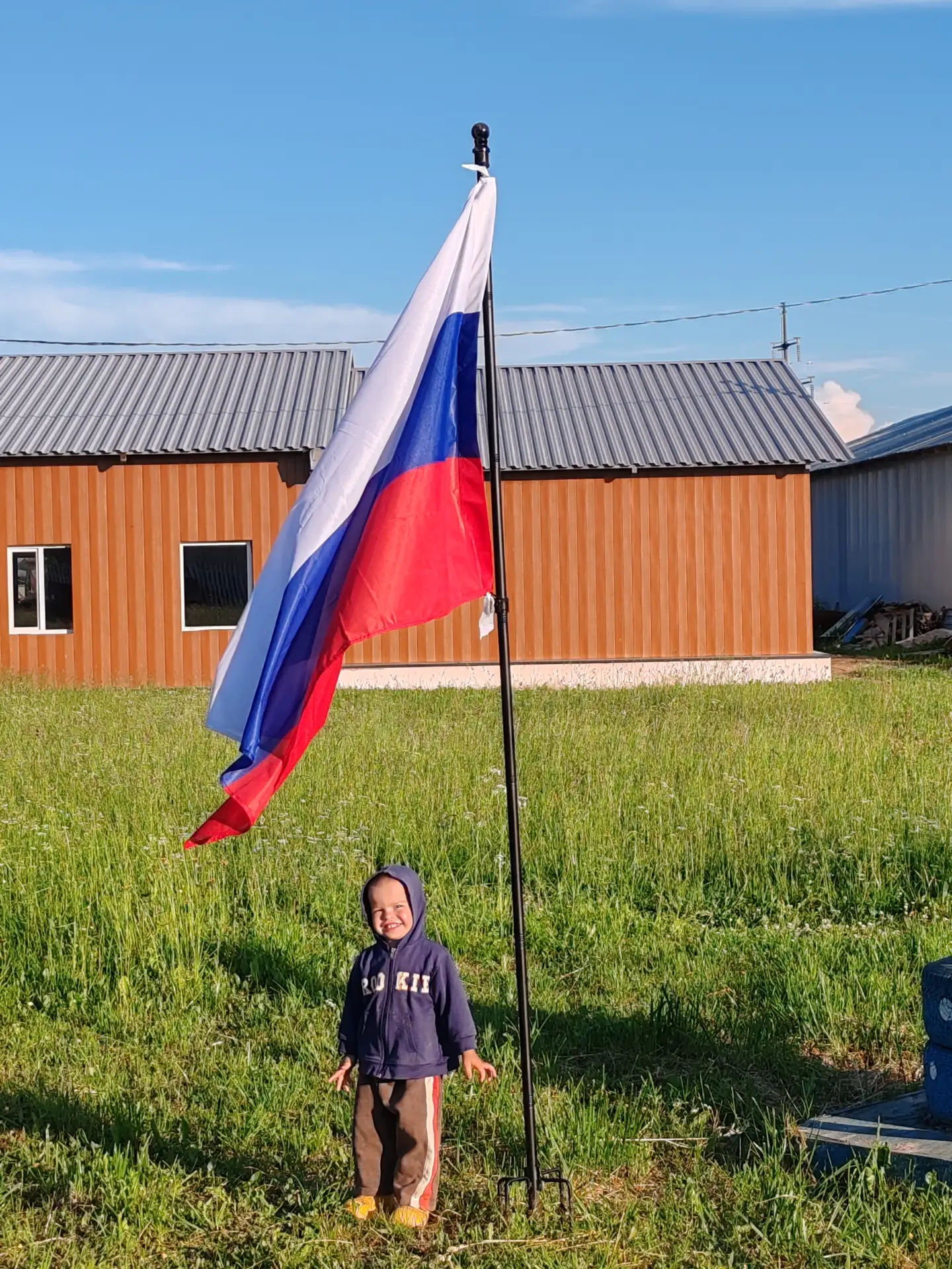 С Днём России!

Единения, достижения всех поставленных нами целей, здоровья и долгих лет нашему През