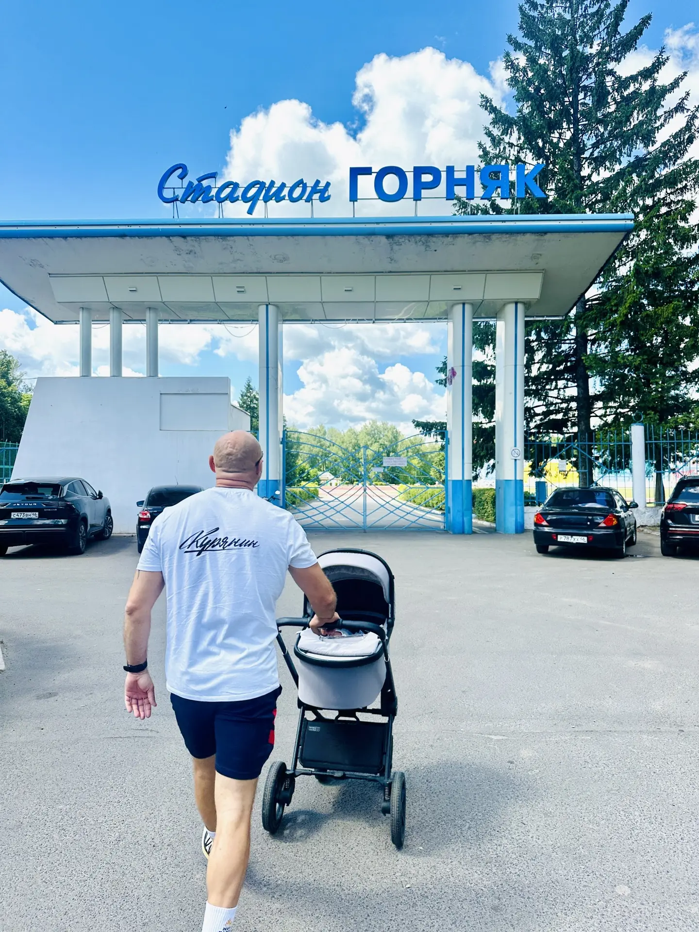 Сегодня первый раз выехали погулять… в Железногорск! 
Молодые мамы гуляют с детьми на балконе, а мы 
