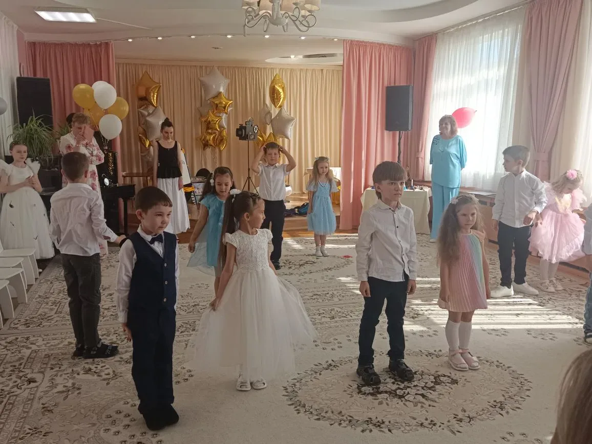 Наши крылья расправлены! 🎓✨
Вот и подошел к концу еще один важный этап. Кажется, только вчера нам п
