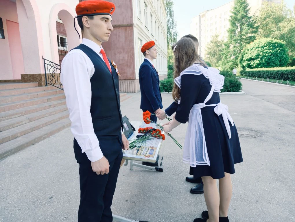 # Память о герое: линейка в честь выпускника Артема Прокоповича

В нашей школе прошла линейка, посвя