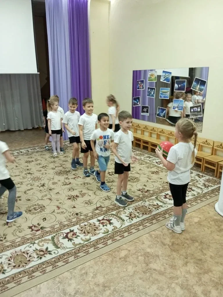 Мы мечтаем о ракетах, о полётах, о Луне.
В группе " Любознайки" прошел спортивный досуг🚀 «Если толь