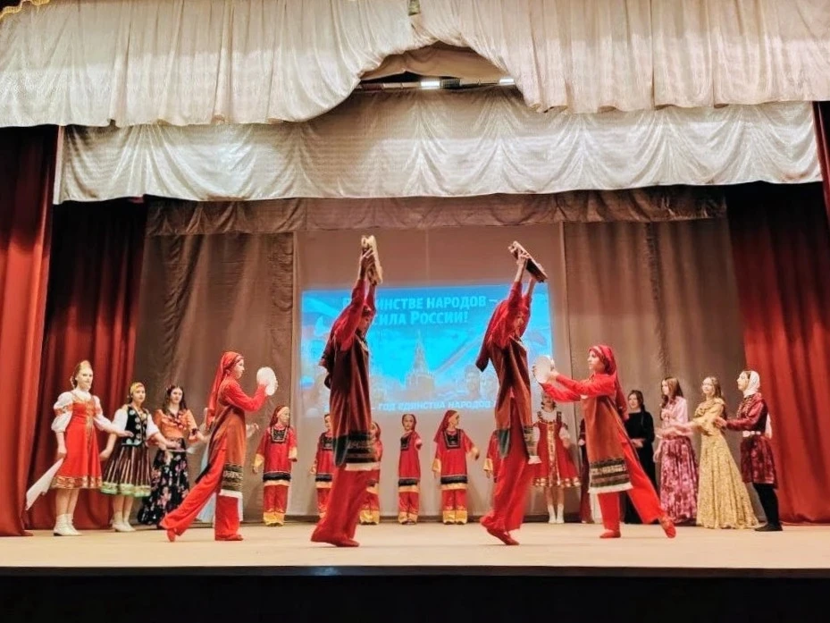 Герои вне времени

В рамках мероприятий Года единства народов России творческие коллективы сельского