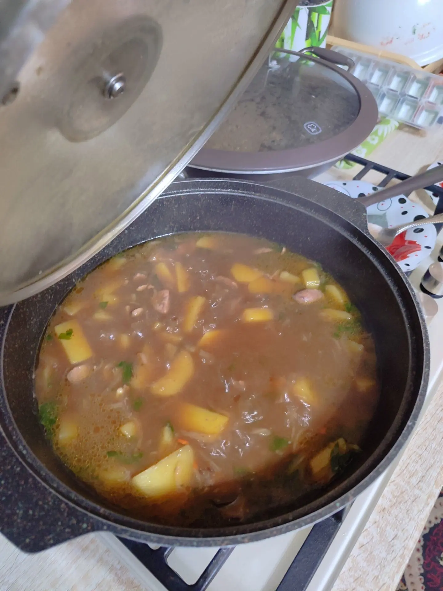 Приготовила печенку куриную с картошкой. Мои любят когда жижки много😉запекла в духовке наггетсы,ещё