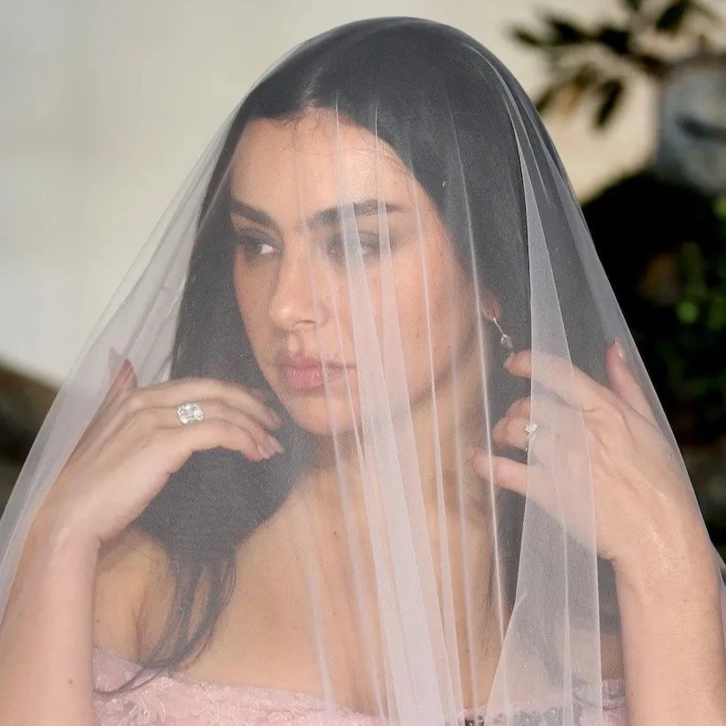 Многих удивило помолвочное кольцо Charli XCX, когда в 2023 году певица показала украшение, подаренно