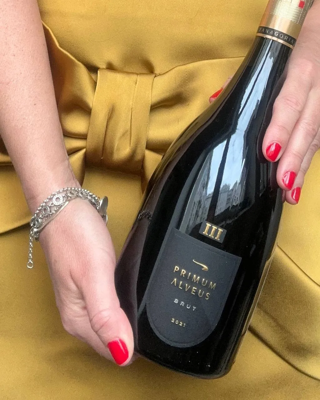 Два дня у меня бокале красовался Primum Alveus Brut 2021 от Фанагории.

Классический метод, 3 года н