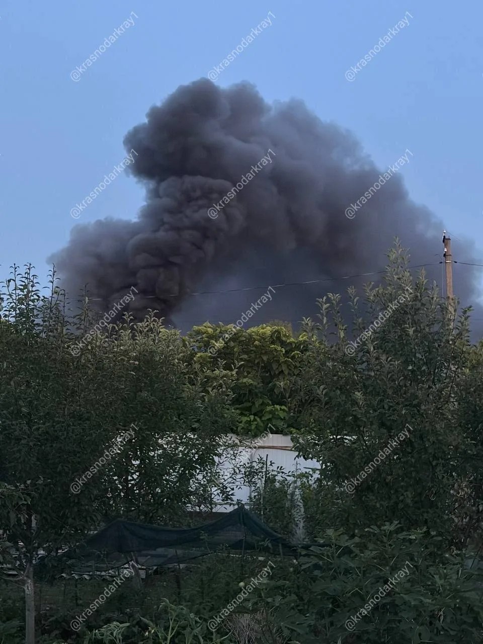 Над СНТ «Прикубанье» поднимается столб черного дыма

Официальной информации нет 

🚛Видео без цензур