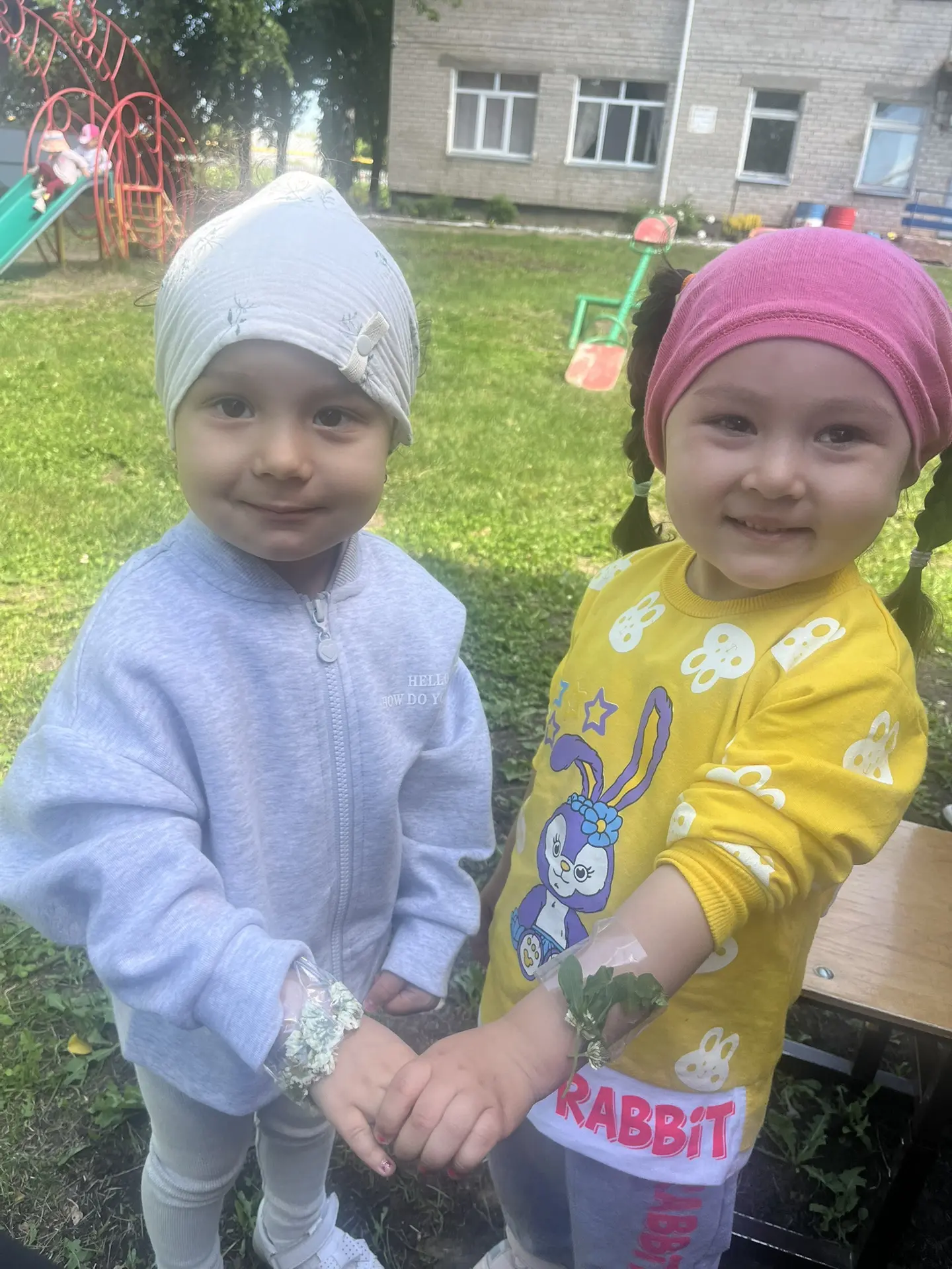 🌸Летний браслетик 🌸🌼🌸

Вам понадобятся скотч, цветы, трава, лепестки, листья растений.

Делаем и