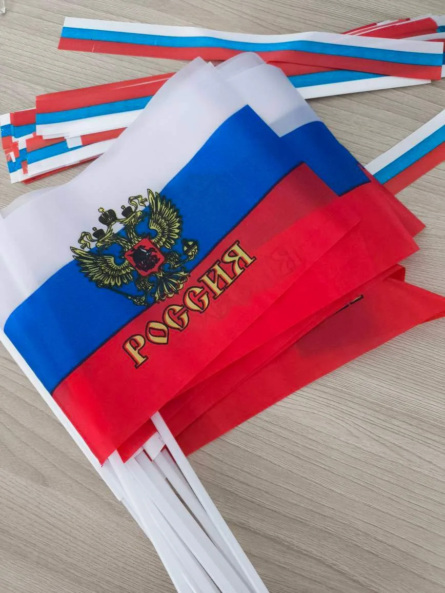 В преддверии праздника Дня России Центр молодежных проектов  провели акцию "Российский триколор".
Ра
