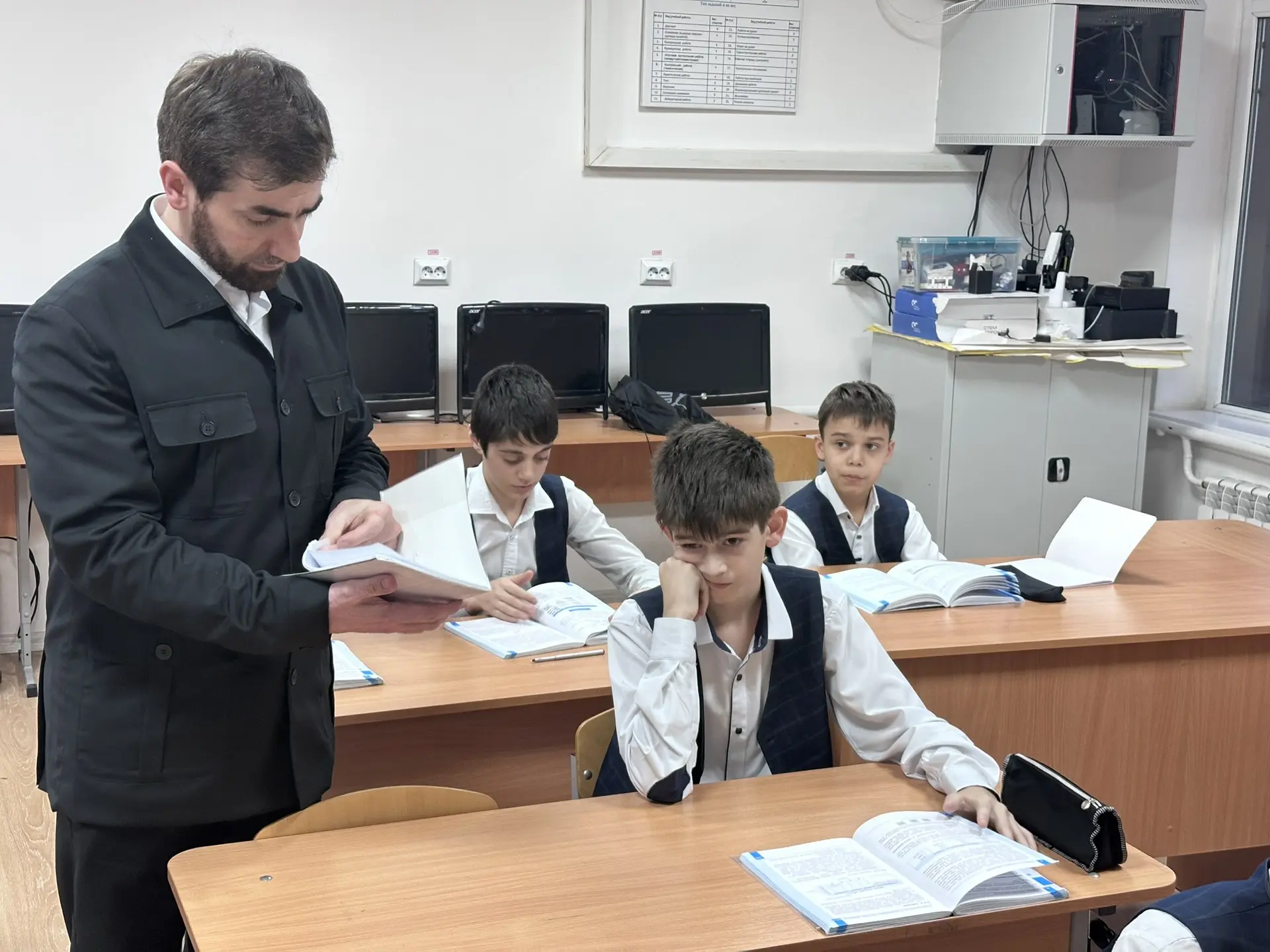 Сегодня директор школы посетил уроки в 7-х классах с целью проверки организации учебного процесса.  
