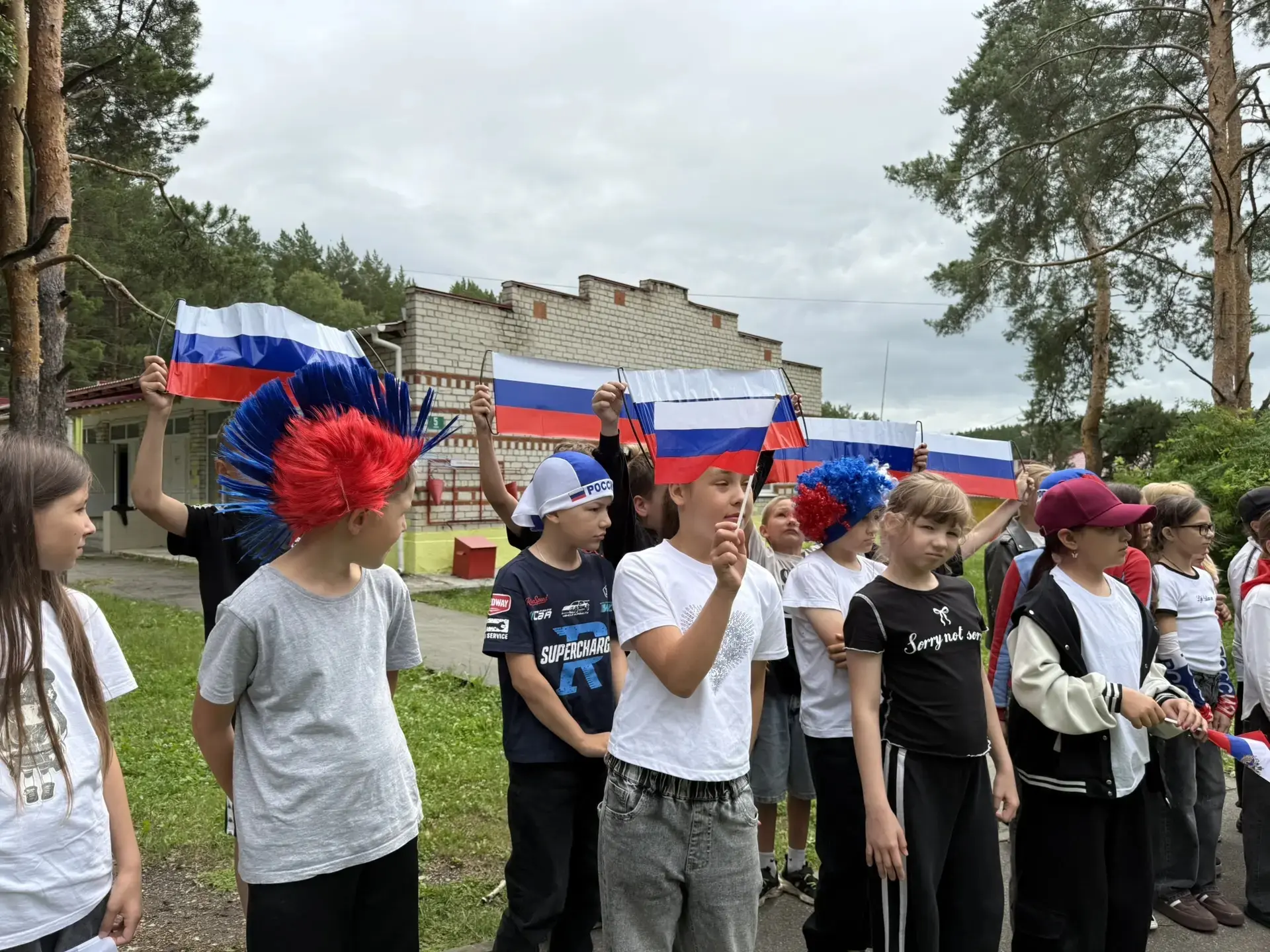 Флаги, улыбки и «Колосок»: как мы встречаем главный летний праздник страны 

Лагерь «Колосок» встреч