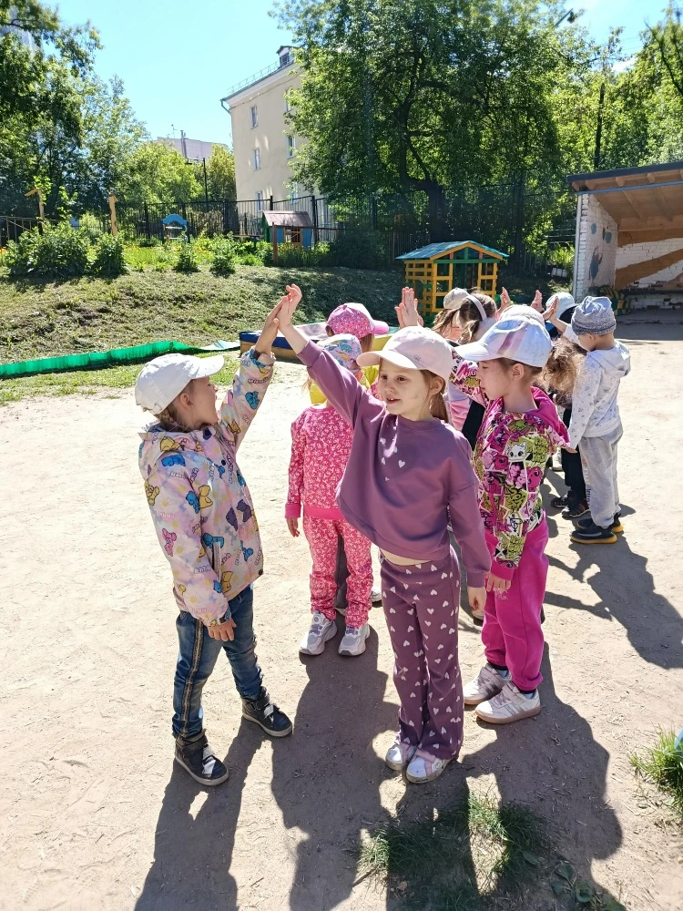 На прогулке ребята с удовольствием играют в подвижные игры.
Одна из любых: игра «Ручеёк»
Основная це