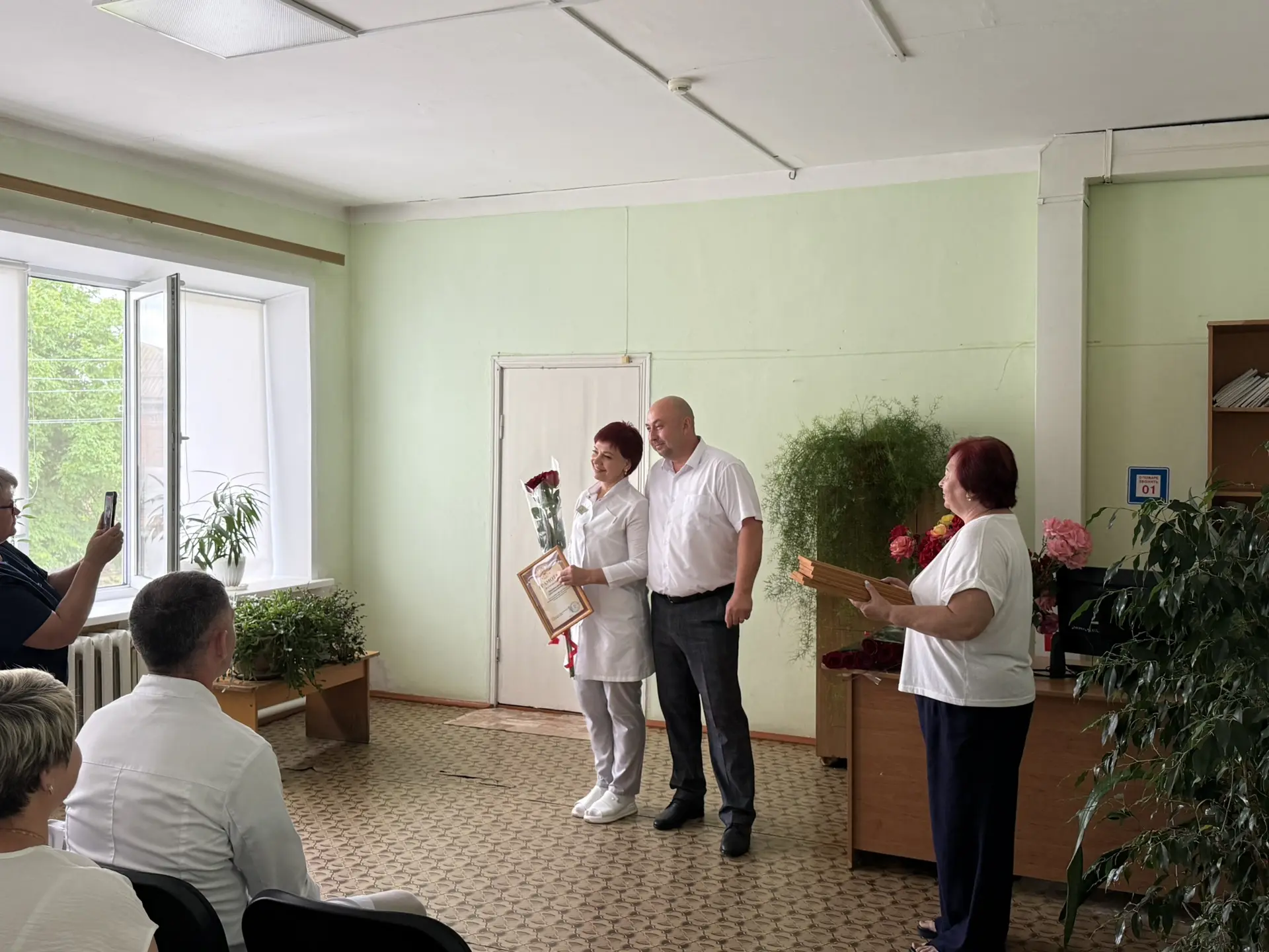 Уважаемые работники и ветераны здравоохранения!

Поздравляю  вас с профессиональным праздником — Днё
