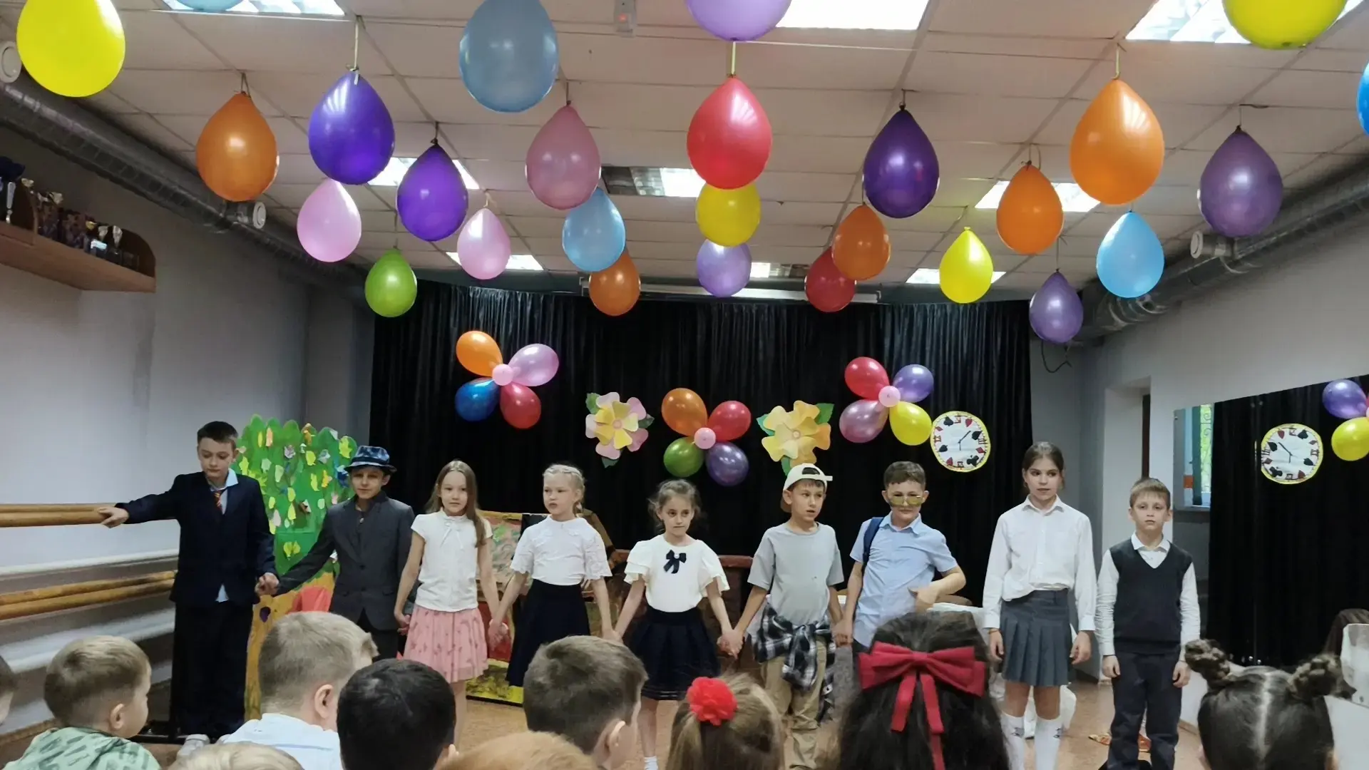 ✨ Спектакль "Сказка о потерянном времени" для "Почемучек"! ✨

🌟 Наши юные актеры из младшей группы 