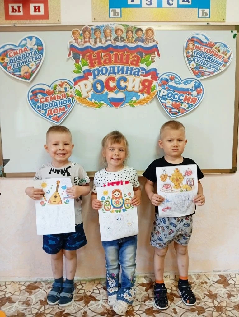 🇷🇺 Сегодня ребята из младшей группы «Шалунишки» знакомились с символами нашей страны. В творческой