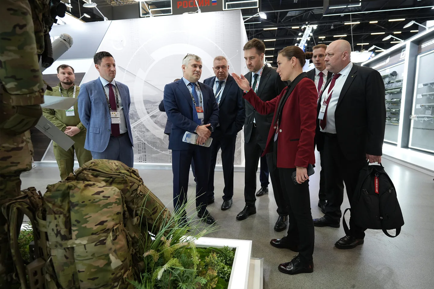 Главу российской делегации Кирилла Лысогорского познакомили с новинками «Калашникова» на международн