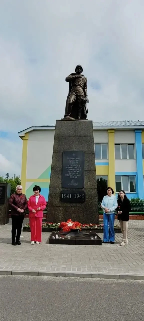 Сегодня, в честь Дня памяти и скорби, у вечного огня на центральной площади прошла акция "Свеча памя