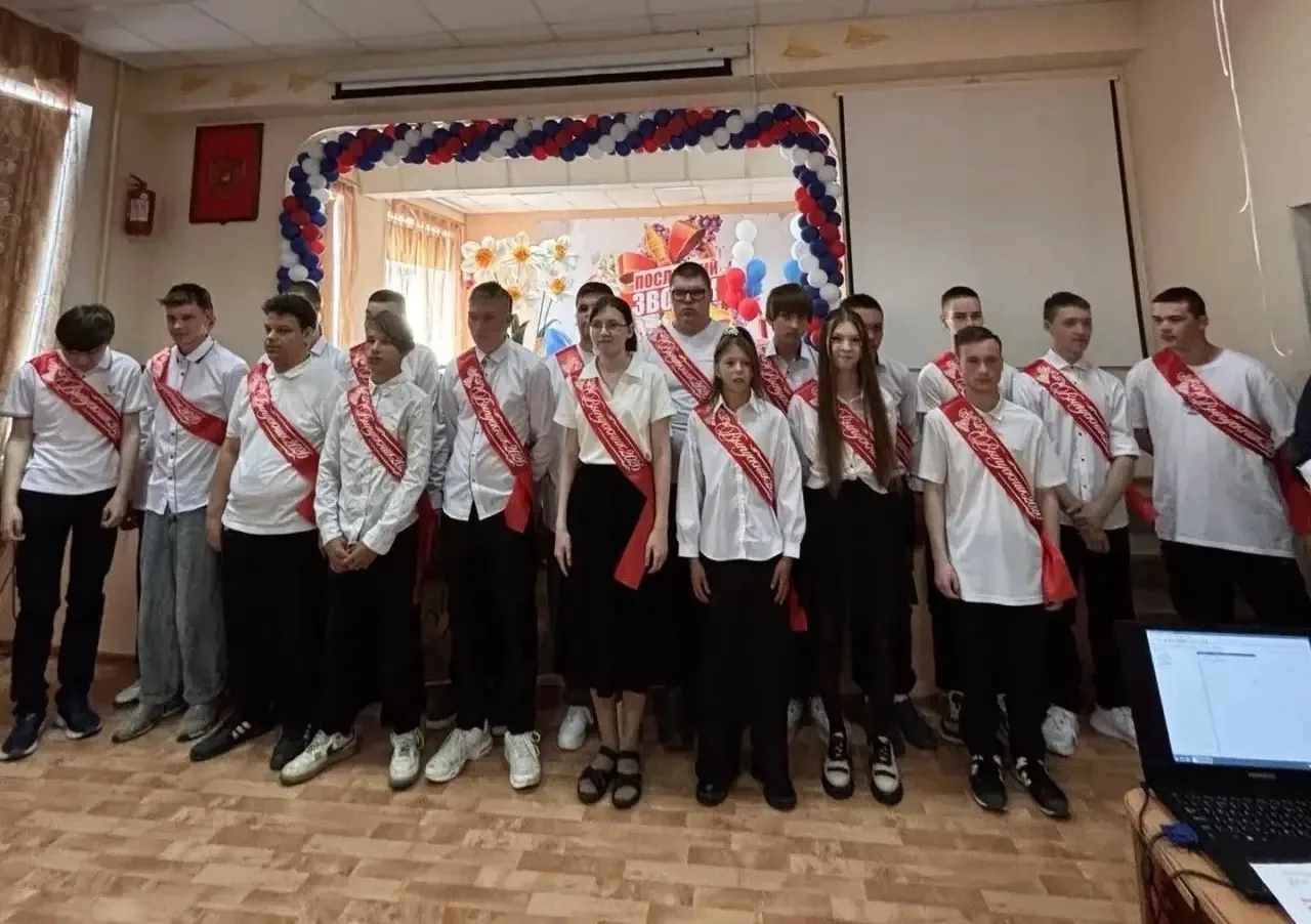 🎓 Сегодня в нашей школе прозвучали последние звонки для 9-х классов! 👩‍🎓 🧑‍🎓 
Это был по-настоя