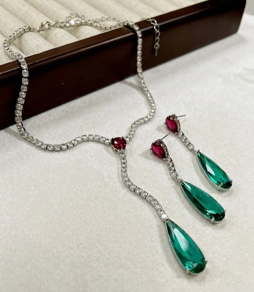 Колье и серьги с кристаллами (Emerald & Ruby Style)

Цена колье — 2200 руб.

Цена серег — 1750 руб.
