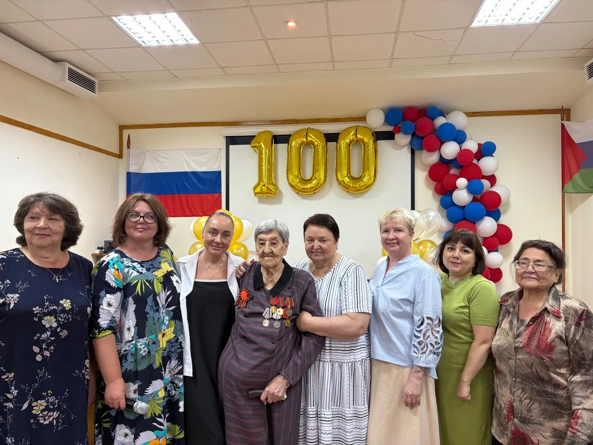 100 ЛЕТ — ЭТО ЦЕЛАЯ ЭПОХА! 

Вчера в нашем пансионате прогремел невероятный праздник! Свой вековой ю