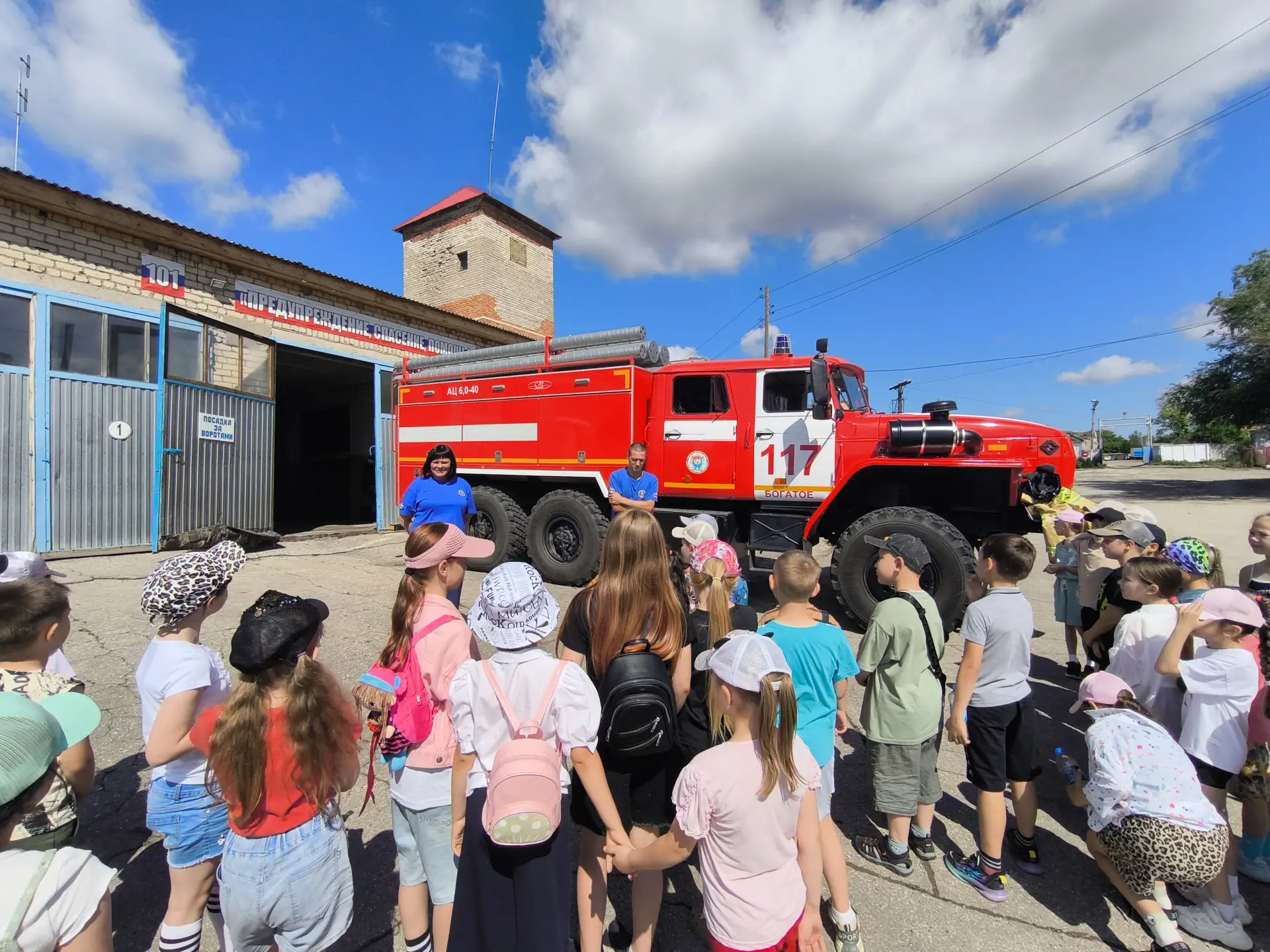 В гостях у настоящих героев! 🚒

Сегодня для ребят из 1, 2 и 3 отрядов летнего лагеря «Солнышко» про