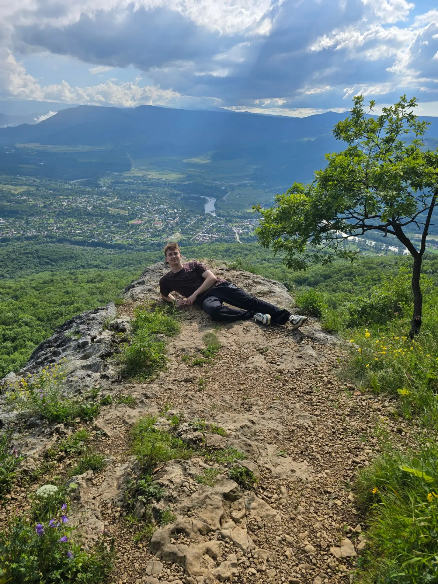 Возвращаюсь с пешего маршрута на Чёртов палец 📸

Это очень круто, но очень сложно! Отхожу от путеше