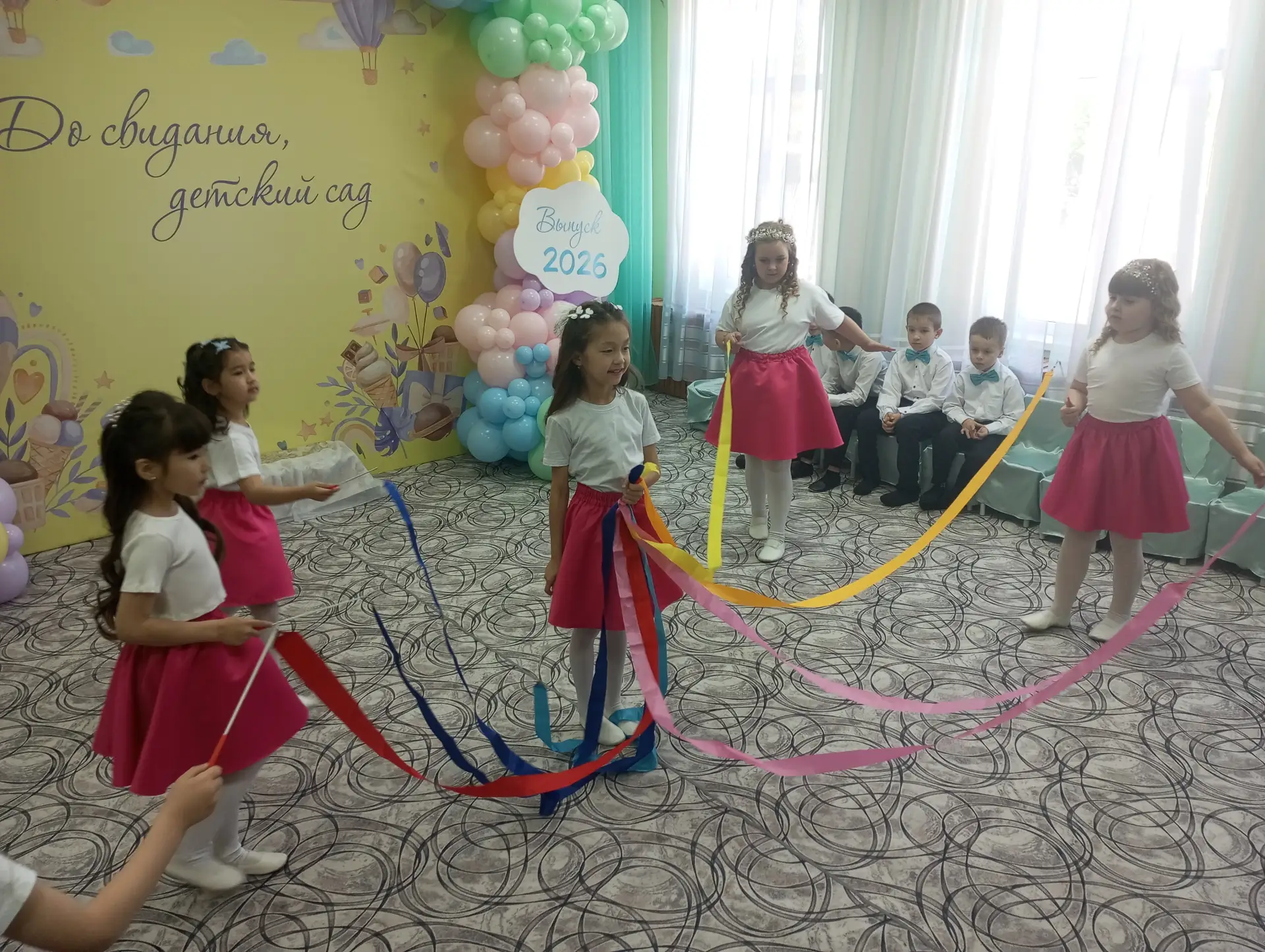 Выпускной — особенный, волнующий и радостный день, символизирующий прощание с детским садом и начало