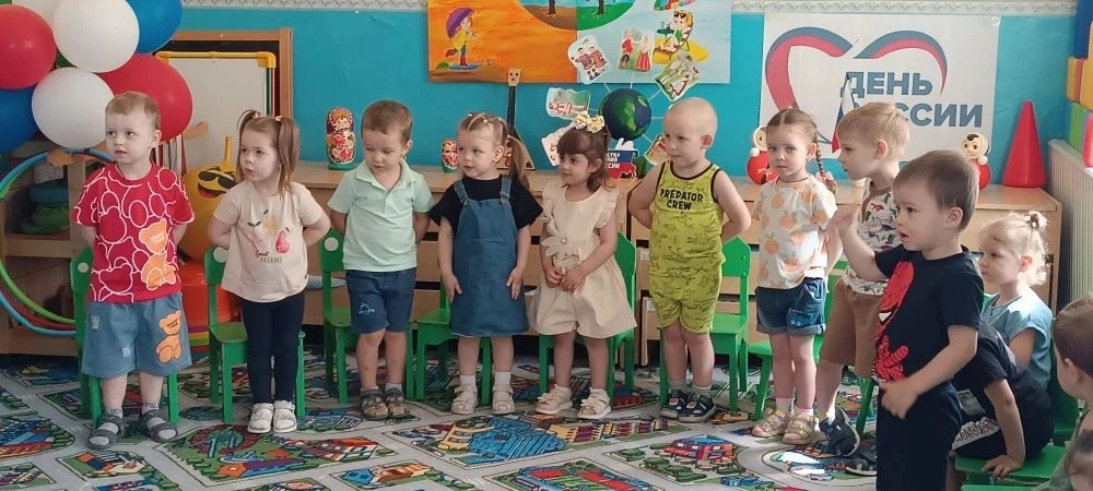 Что такое Родина?
Это облака,
Садик с огородиком,
Поле и река,

Улицы, прохожие,
Утренний рассвет
И 