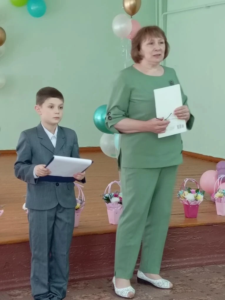 Для двух девятиклассниц Ликургской ООШ прозвенел последний звонок. Девушек ждут серьёзные испытания 