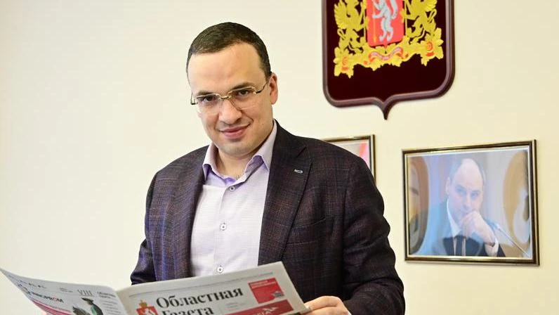Новое фото с газетой в кабинете интервью Областной газете, раскрывающее суть подписаных регионом на 
