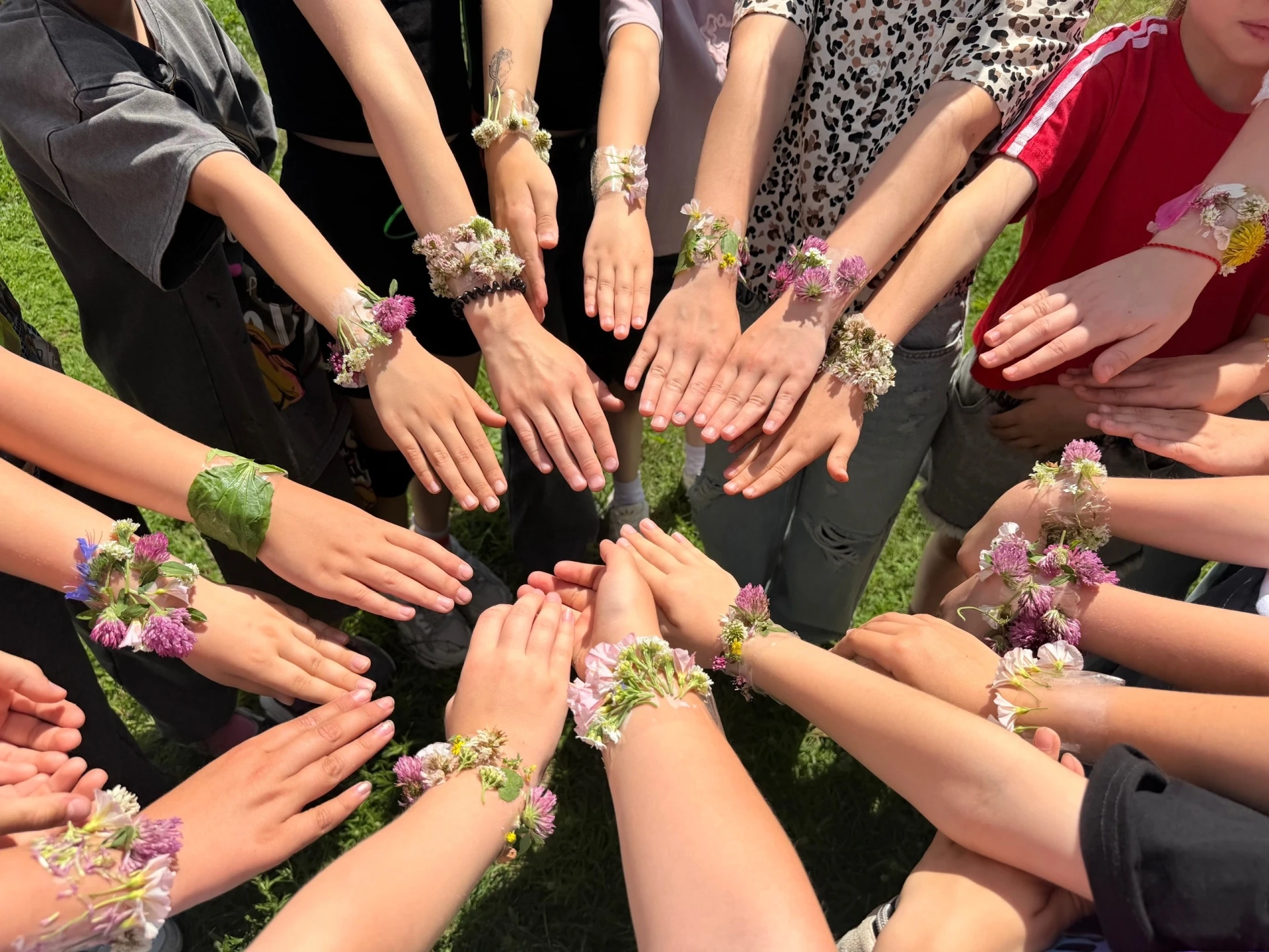 🌷ЛЕТНИЕ ФАНТАЗИИ

🌸На прогулке пришкольного лагеря делали летние браслеты из живых цветов и травы.
