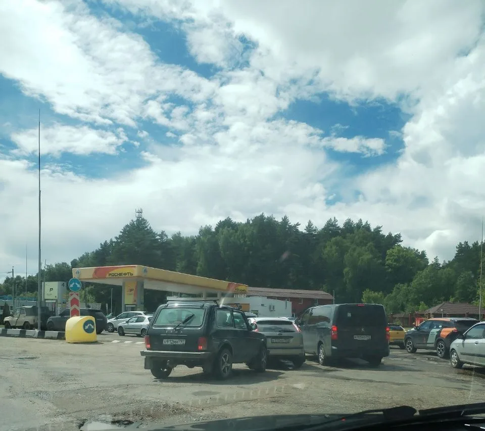 С данными ограничениями по бензину ⛽  люди часами стоят чтобы заправить машину. И то есть лимиты по 