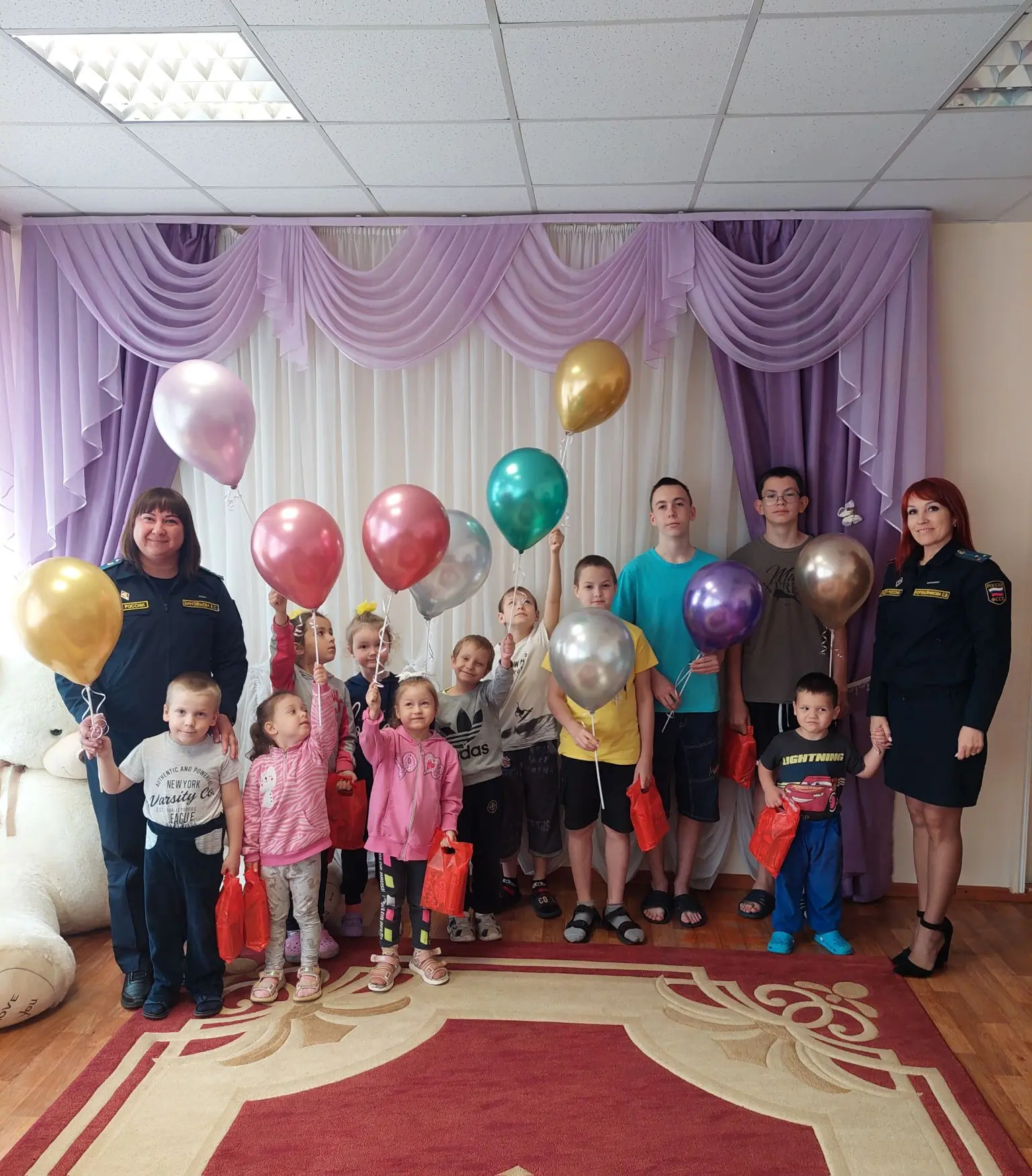 🎉БОЛЬШЕ ЯРКИХ КРАСОК
вопреки погоде добавили сотрудники службы, которые провели трогательные меропр