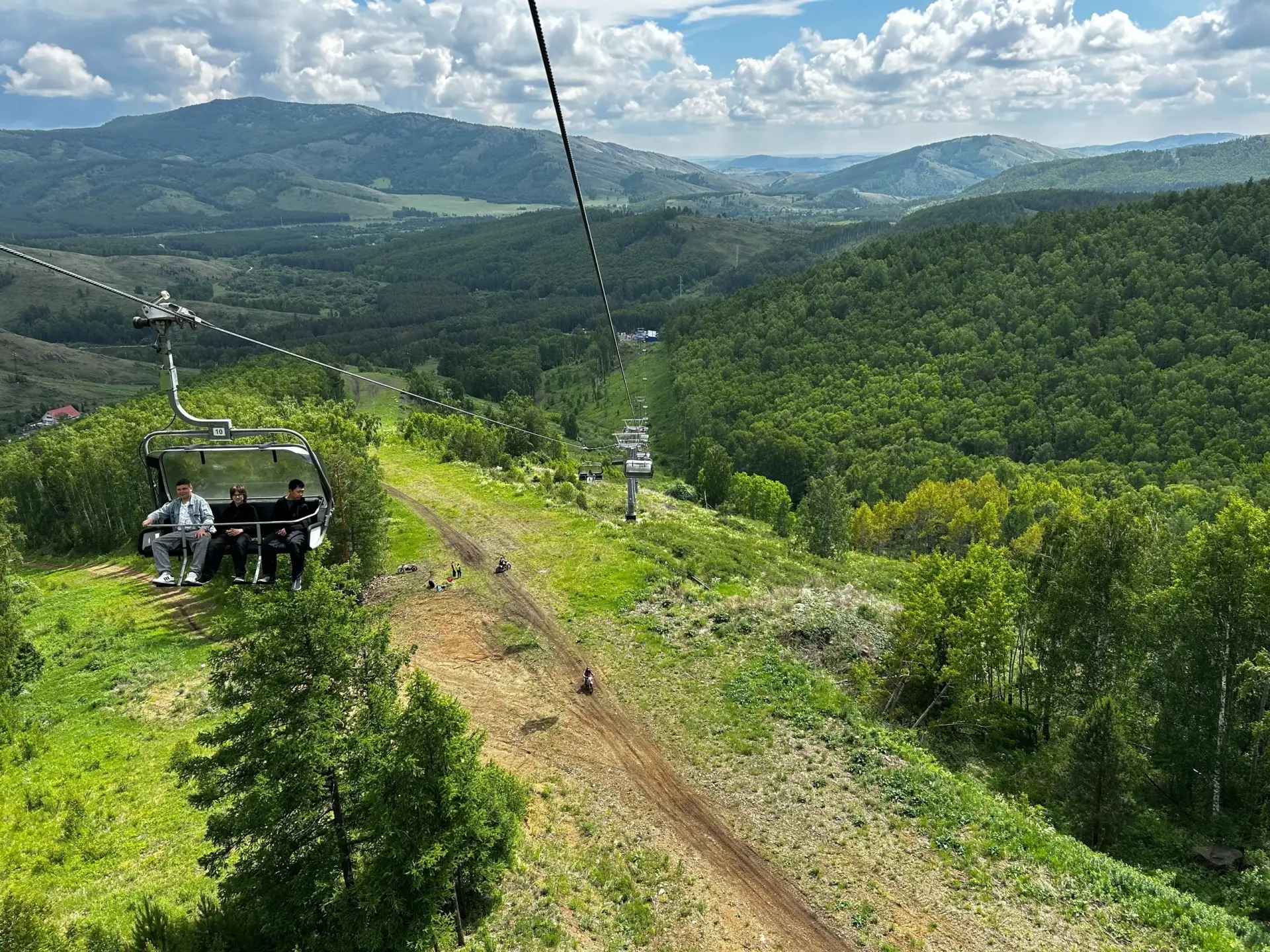 🚡 Взгляд на Абзаково с высоты птичьего полёта

С сегодняшнего дня начинает работу четырёхместная кр