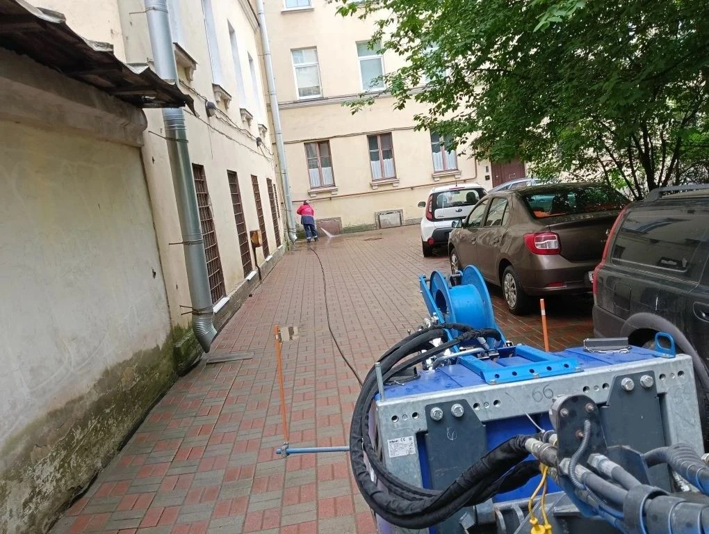 Поддерживаем чистоту и порядок в Петроградском районе!
⁣
Наши механизаторы и дворники ежедневно труд