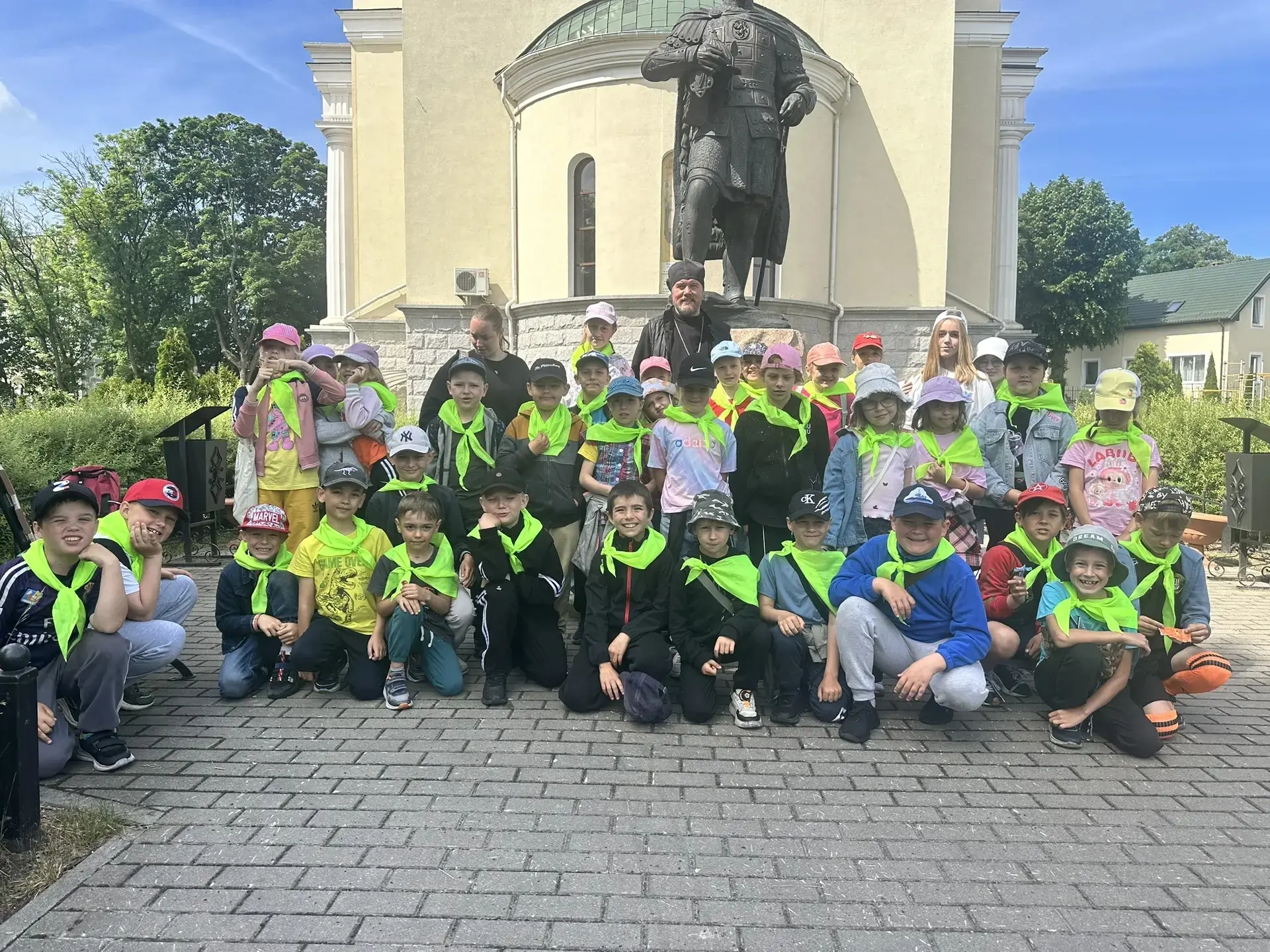 Сегодня в отряде "Лего" был необычный день! ⛪✨ Для нашего лагеря провёл удивительную экскурсию отец 