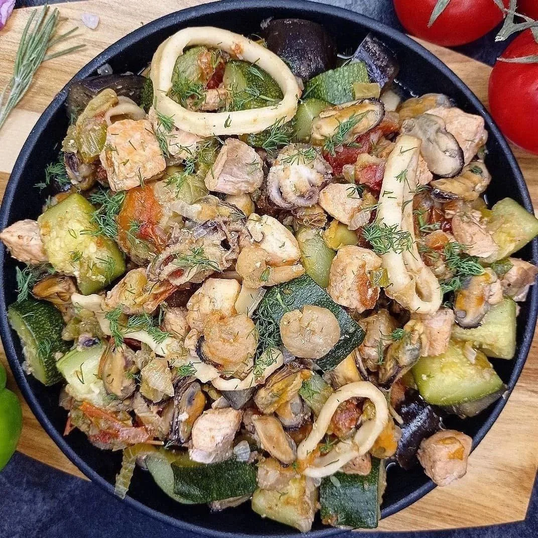 ✅Рагу с морепродуктами и форелью. 

📌На 100 гр к/б/ж/у 80,3/5,3/2,4/4,8

✅Ингредиенты:
-цукини 1 шт