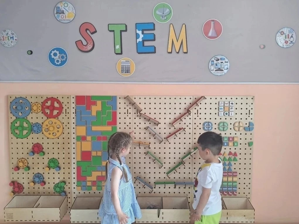 STEM-стена: новый уровень игры и развития! 🚀

В дошкольном отделении у наших воспитанников появилос