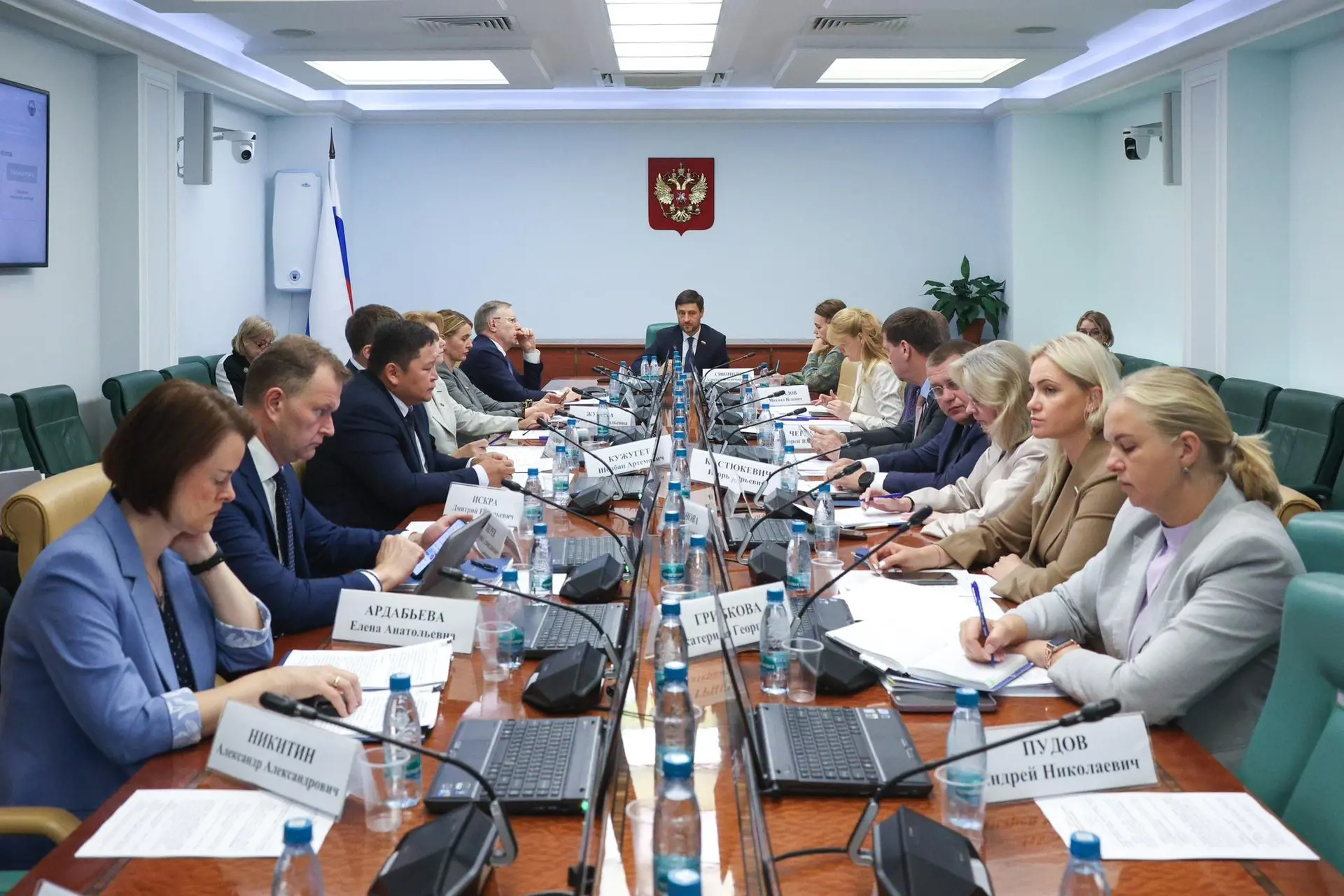 Какой вид транспорта набирает все большую популярность и при этом наименее зарегулирован?
 
Правильн