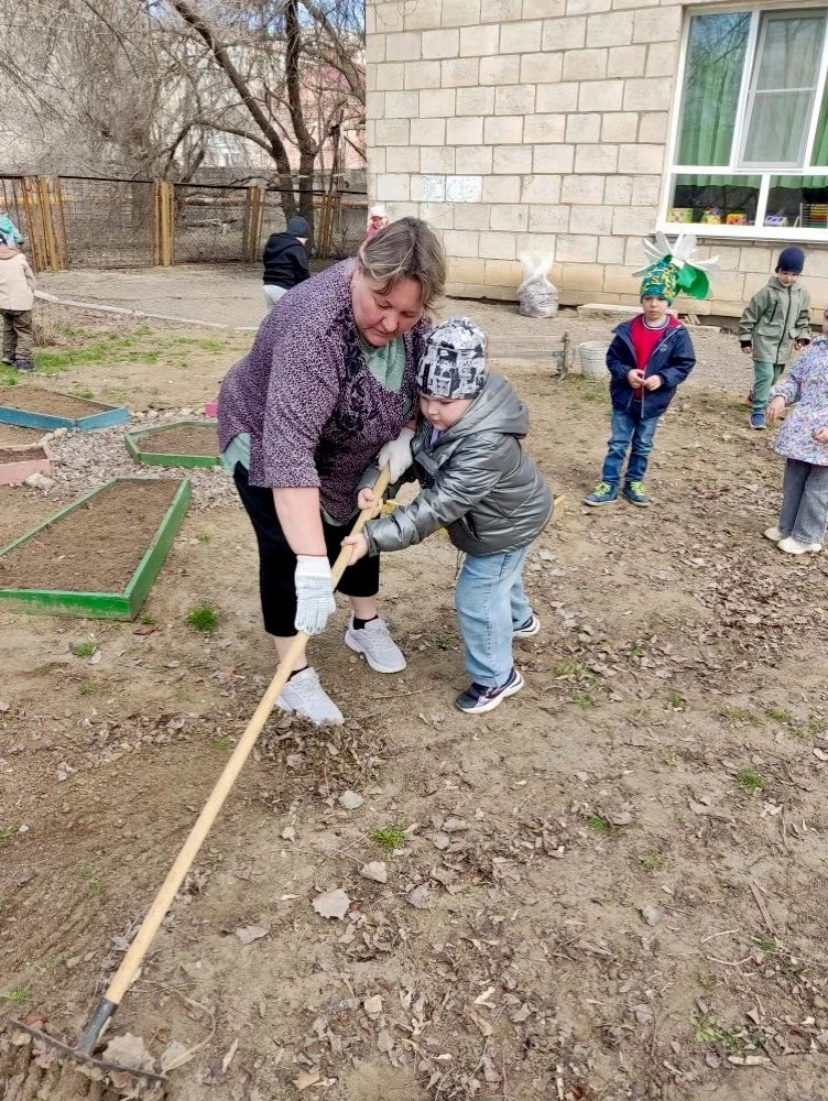 Наш маленький огород почти готов к посадке растений. Спасибо большое ребятам старшей группы 😘