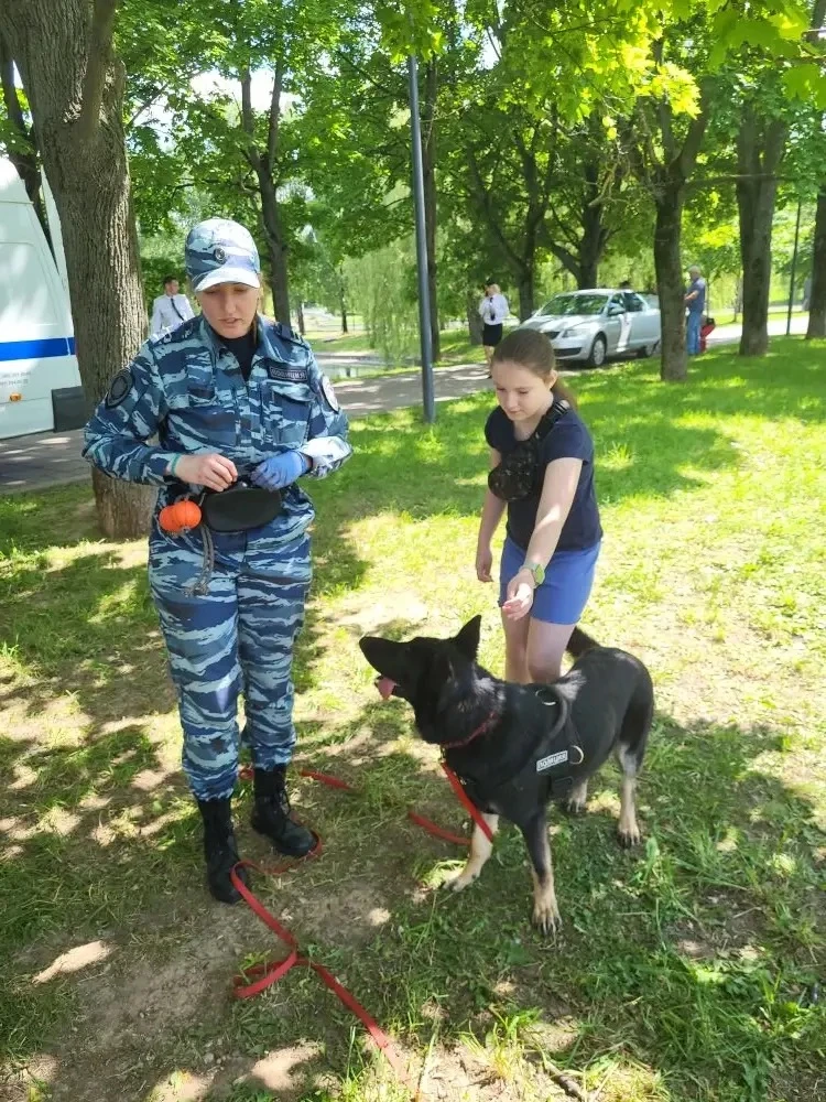 ☀️Встречайте первый #ЛетнийПривет1315

Ученики 2 «В» класса посетили праздник «Один день с полицией»