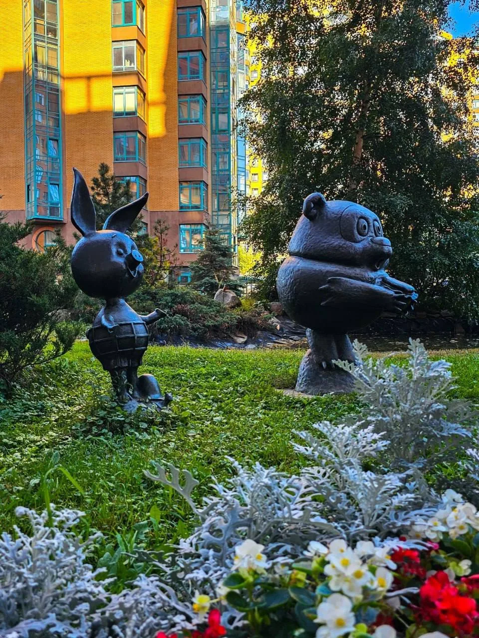 🐻 Памятник Винни-Пуху и его друзьям в Москве

Во дворе ЖК «Золотые ключи — 2» установлены бронзовые